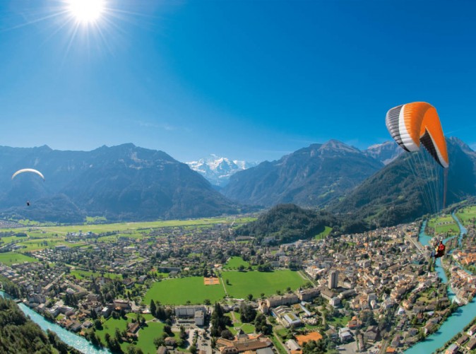 024_Interlaken_Paraglider__Schoene Aussichten Touristik